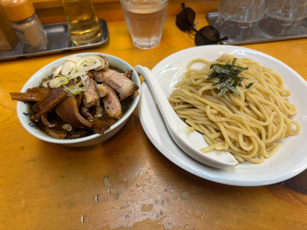 チャーシュー支那竹つけそば（麺皿とつけ汁）