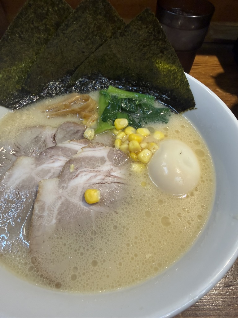 市々ラーメン 柏駅西口店の豚骨ラーメン。チャーシューとコーンのトッピング