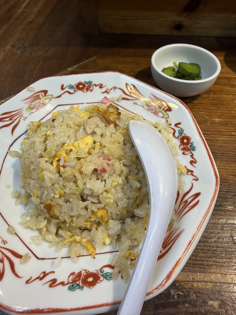 市々ラーメン 柏駅西口店の半チャーハン。卵焼きの色が鮮やか