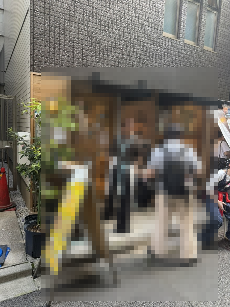 キッチン きらくの外観(看板とイーゼル。プライバシー配慮で一部モザイク)